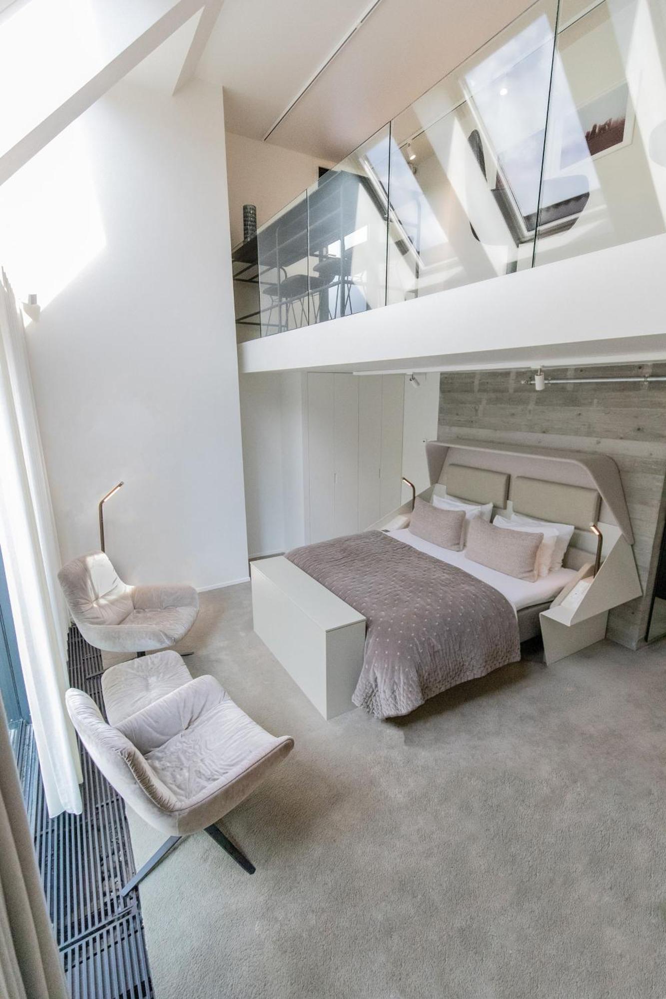 Executive Suite,1610283400:JPEG